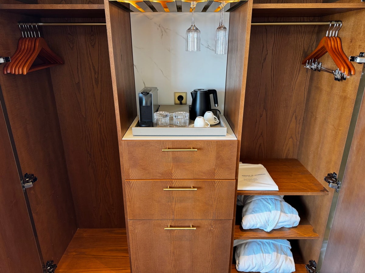 Grand Hotel Centenari Valencia Marriott Autograph Collection bedroom closet open