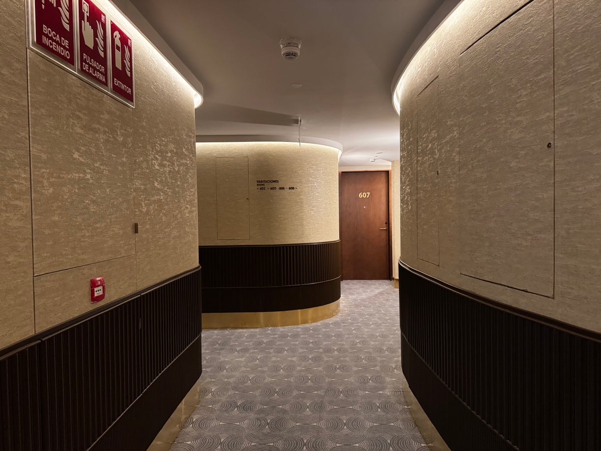 Grand Hotel Centenari Valencia Marriott Autograph Collection hallway