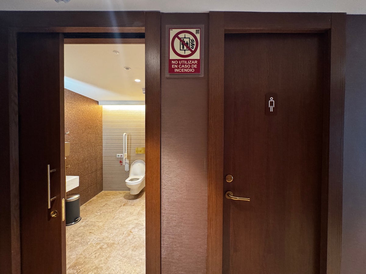 Grand Hotel Centenari Valencia Marriott Autograph Collection rooftop bathrooms