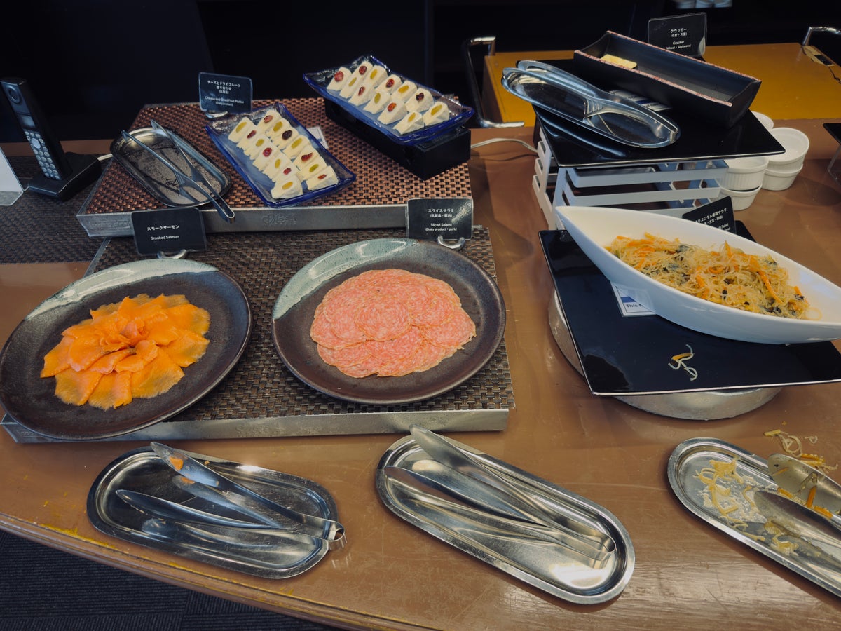 Hilton Odawara Resort Ocean Lounge cocktail hour food