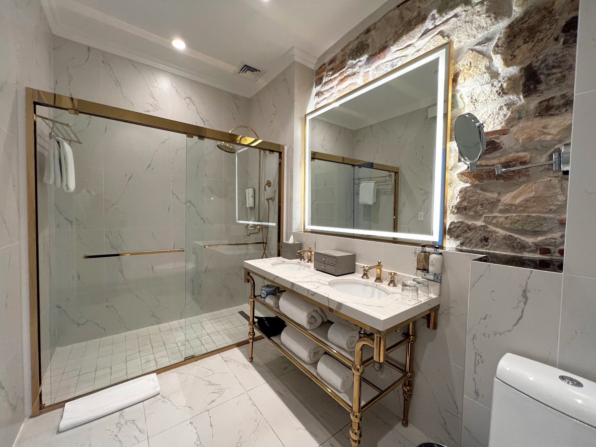 Hotel La Compania guest room bathroom