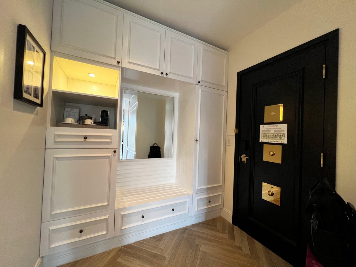 Hotel La Compania guest room closet