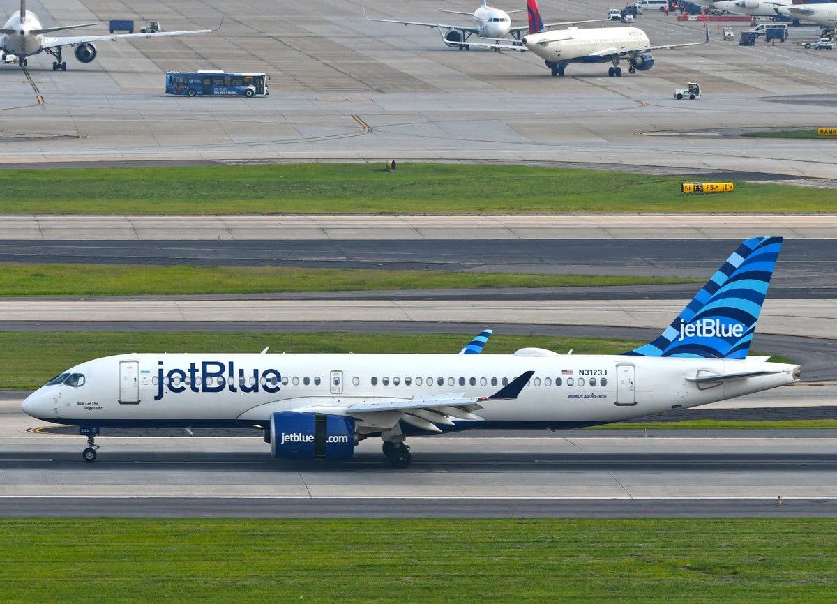 JetBlue A220 300 taxiing ATL