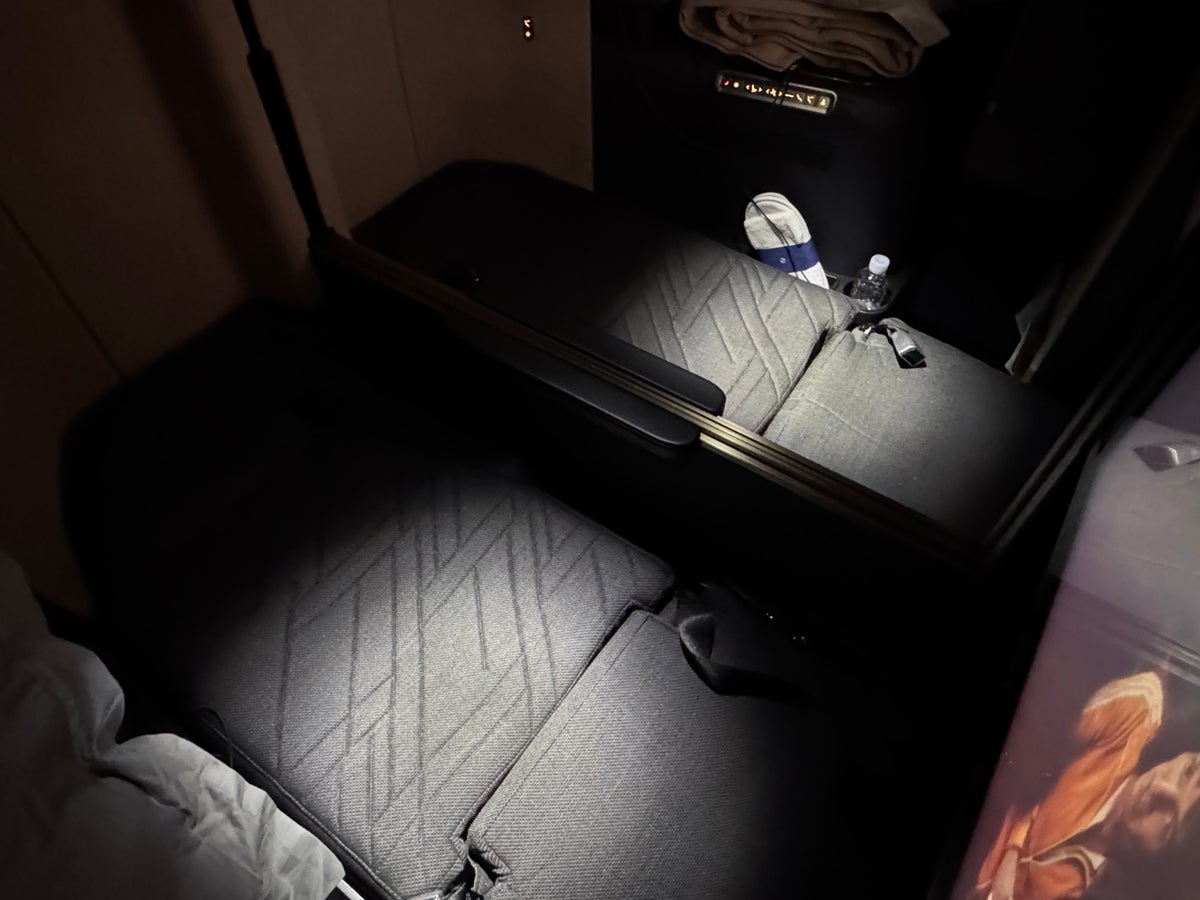 Korean Prestige 2.0 Suites Middle seats lie flat bedding