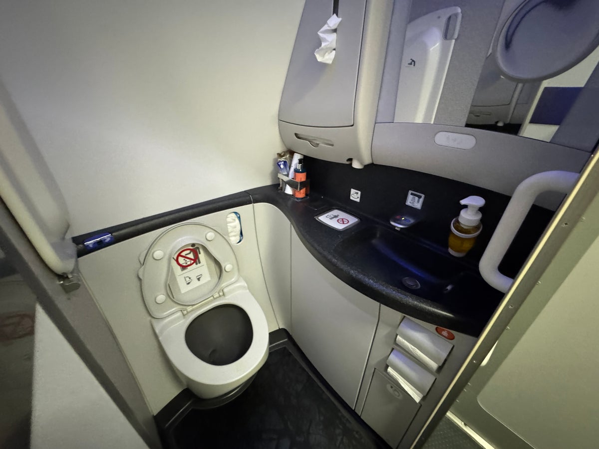 Korean Prestige 2.0 Suites lavatory angle