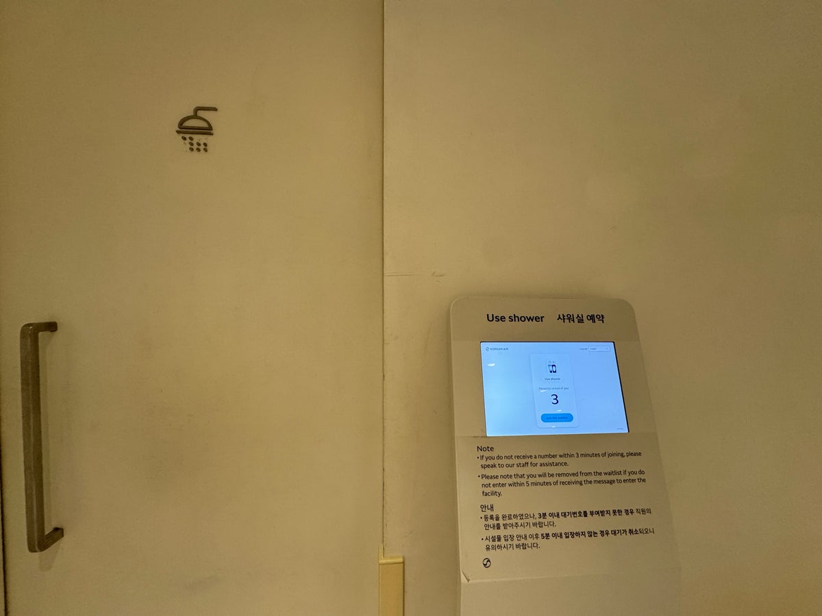 Korean Prestige Lounge shower