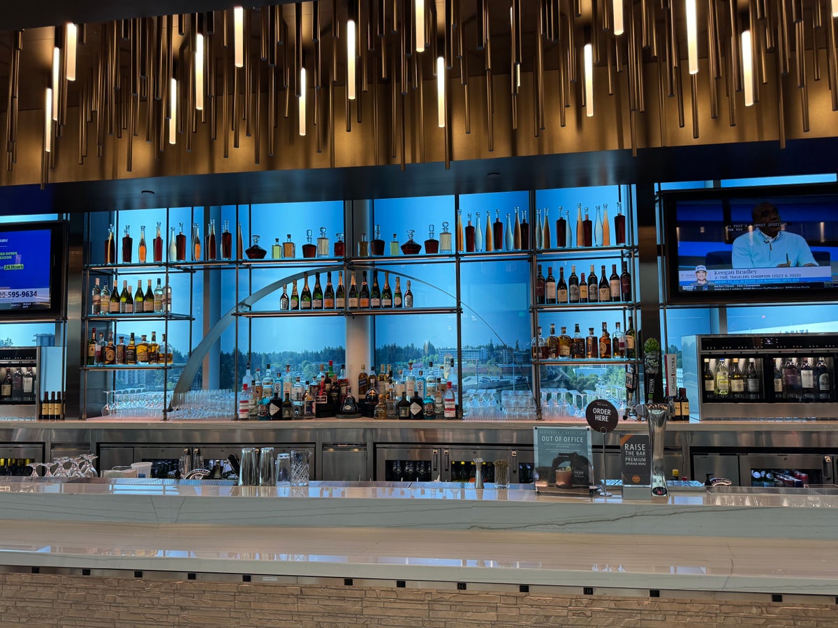 New Delta Sky Club SEA Bar