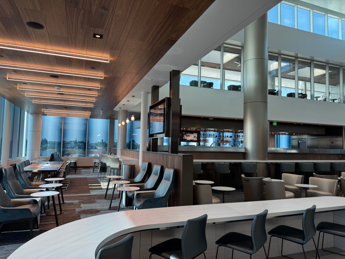 New Delta Sky Club SEA Business Center