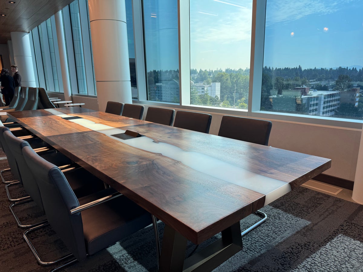New Delta Sky Club SEA Business Table