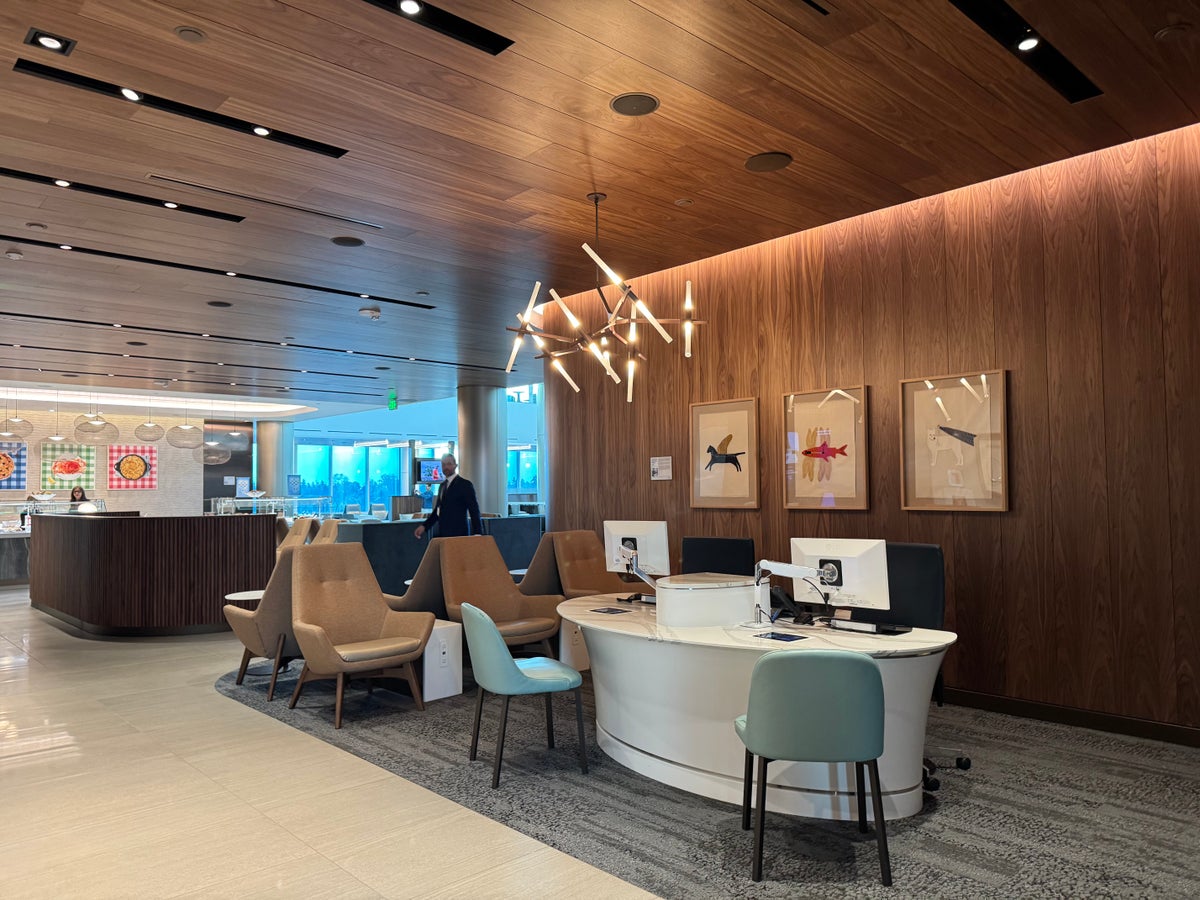 New Delta Sky Club SEA Help Desk