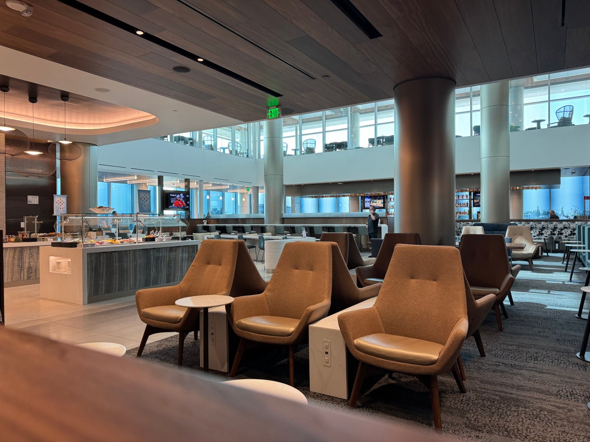 New Delta Sky Club SEA Seats Near Buffet