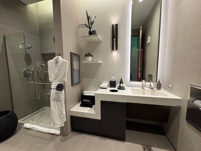 New Delta Sky Club SEA Shower Room