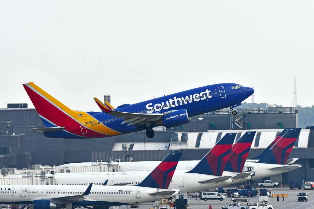 Southwest B737 700 Takeoff Delta Planes ATL