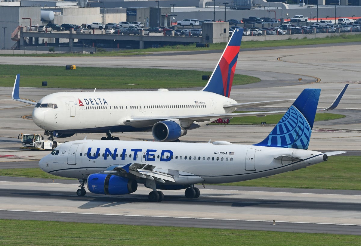 United A319 Delta B767 300ER ATL