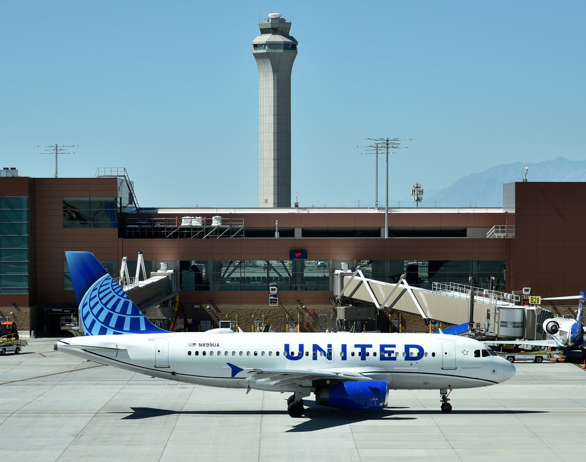 United Airlines A319 taxiing SLC control tower