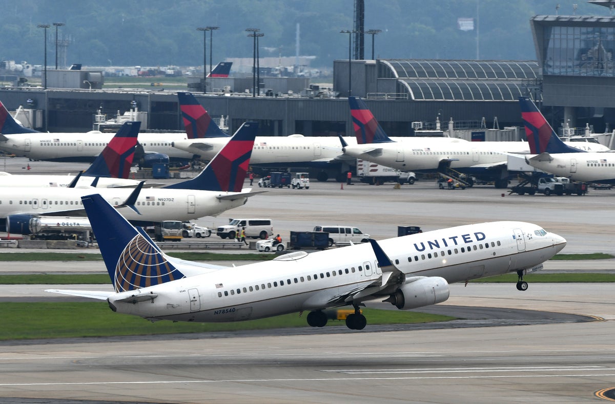 United B737 800 Takeoff ATL
