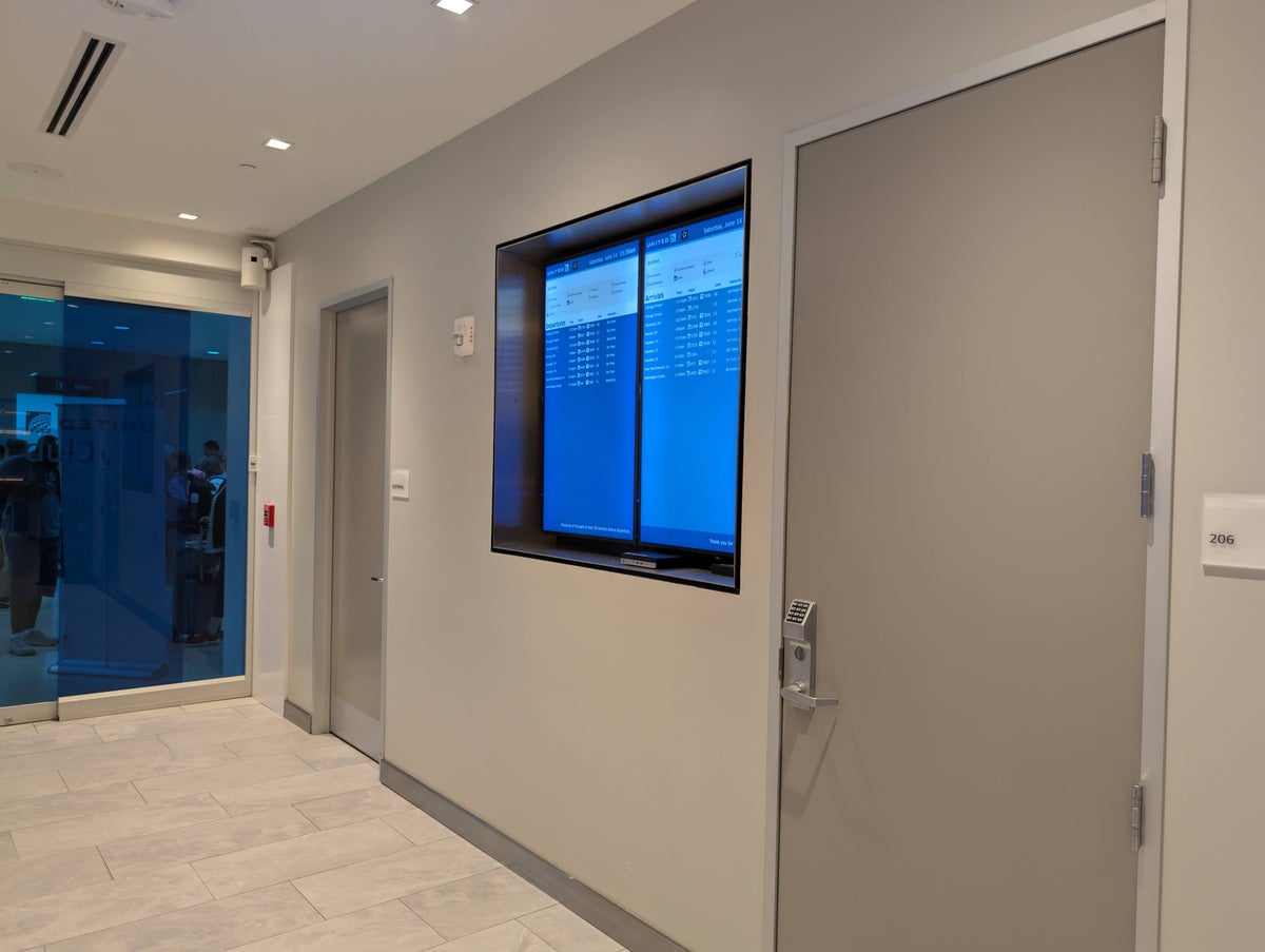 United Club FLL amenities information screen