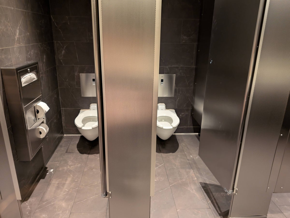 United Club FLL amenities toilet stalls
