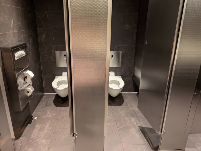 United Club FLL amenities toilet stalls