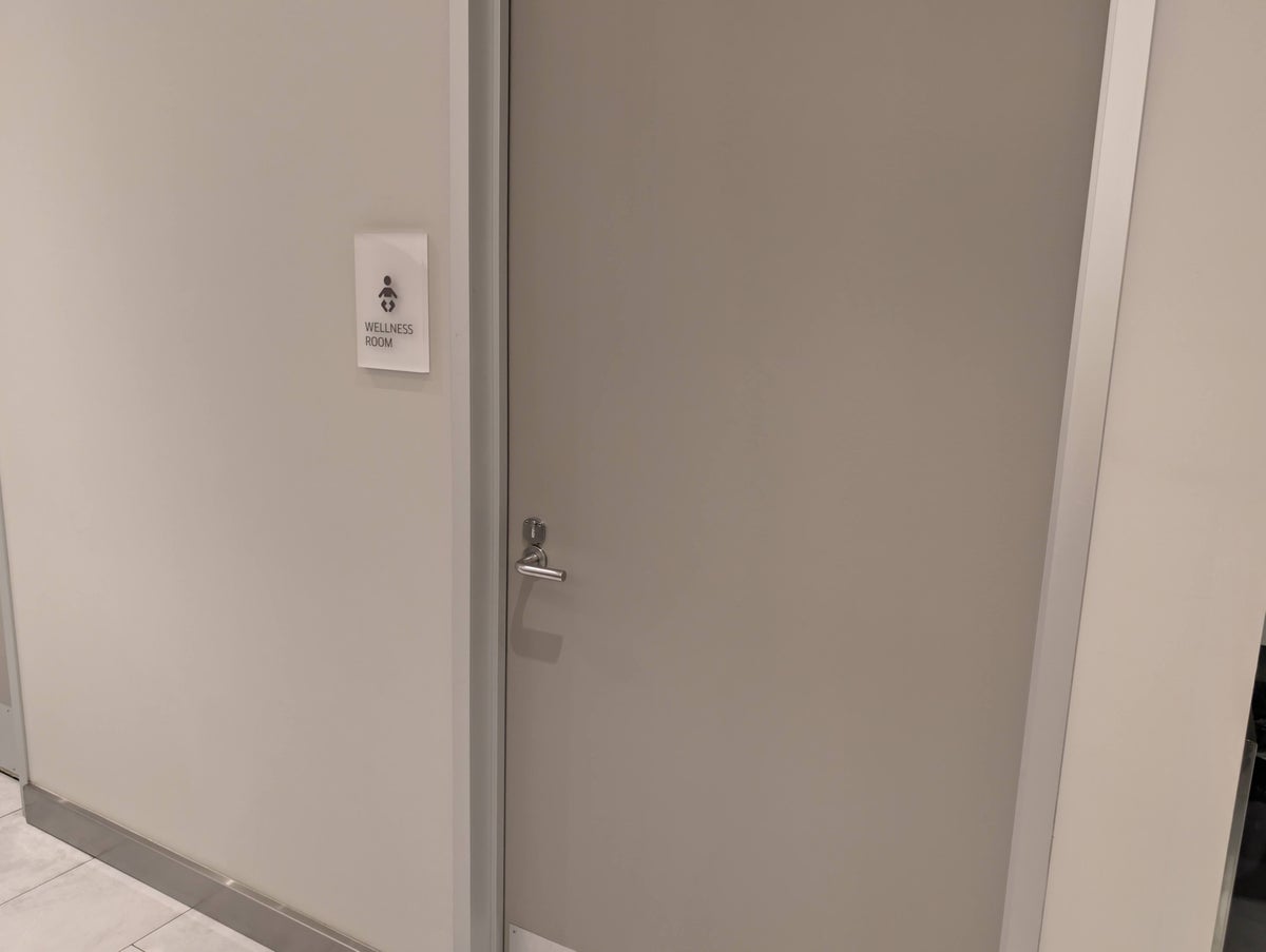 United Club FLL amenities wellness room