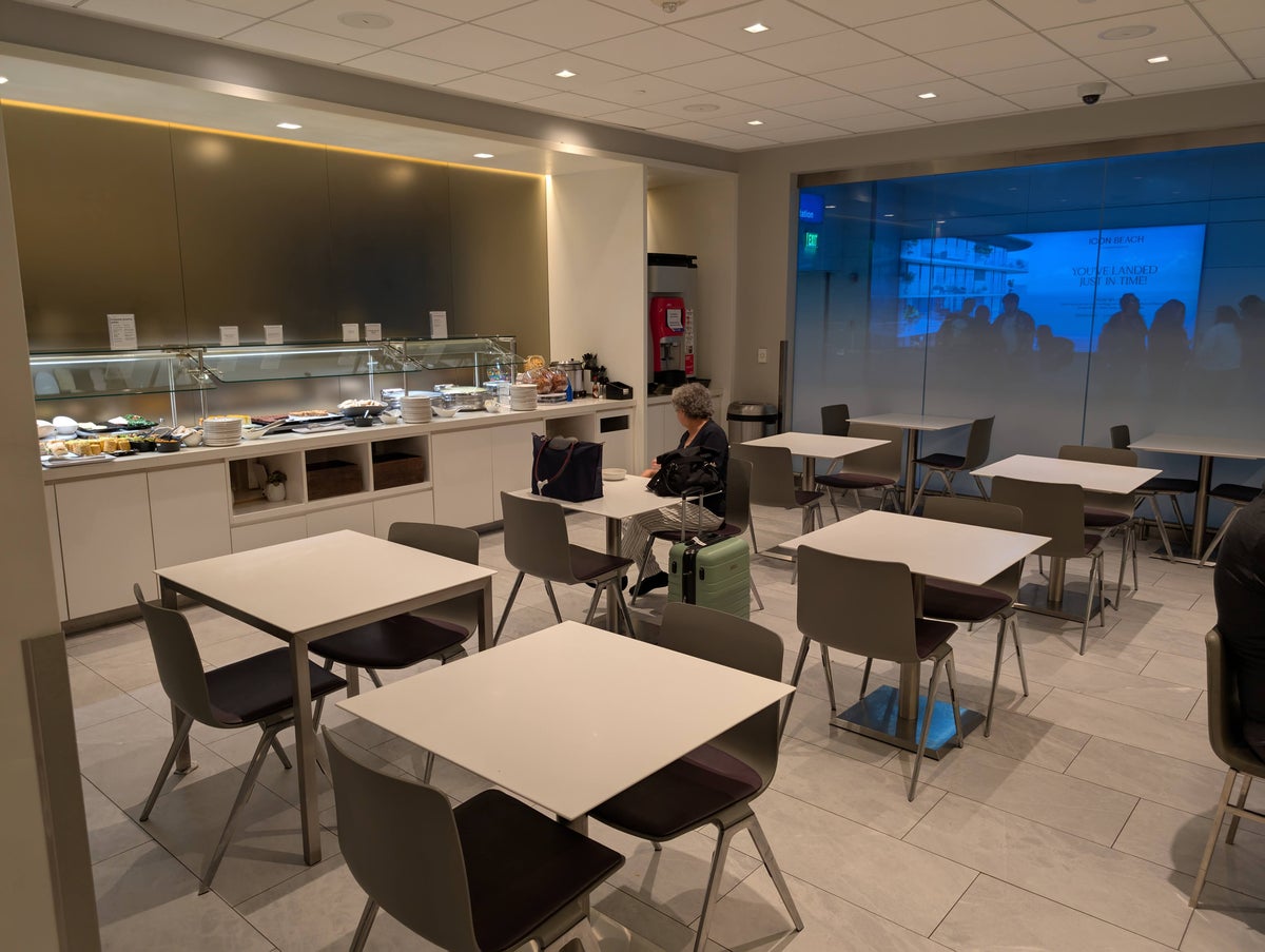 United Club FLL food and beverages dining room