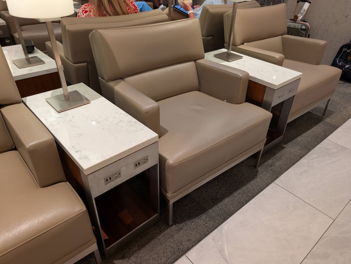 United Club FLL seating armchairs with power