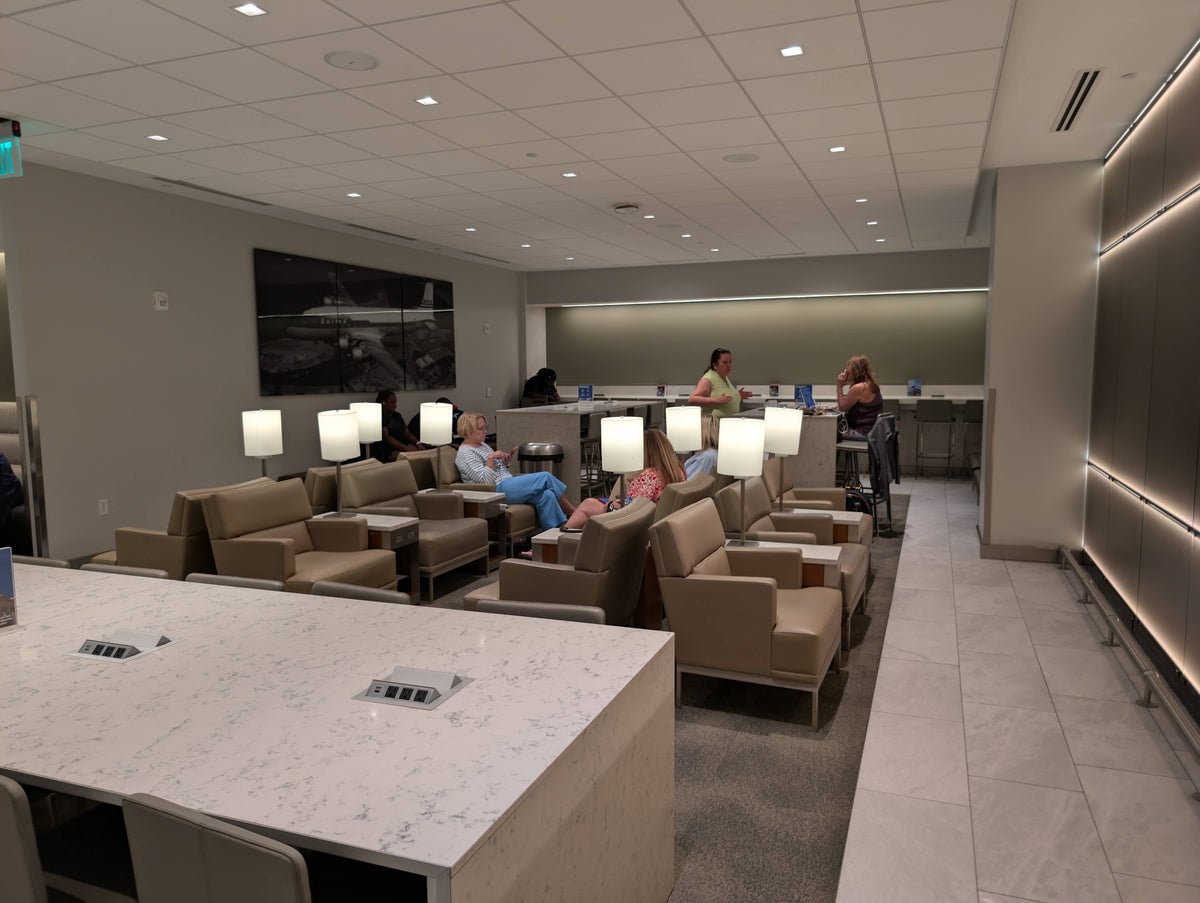 United Club FLL seating bar and armchairs