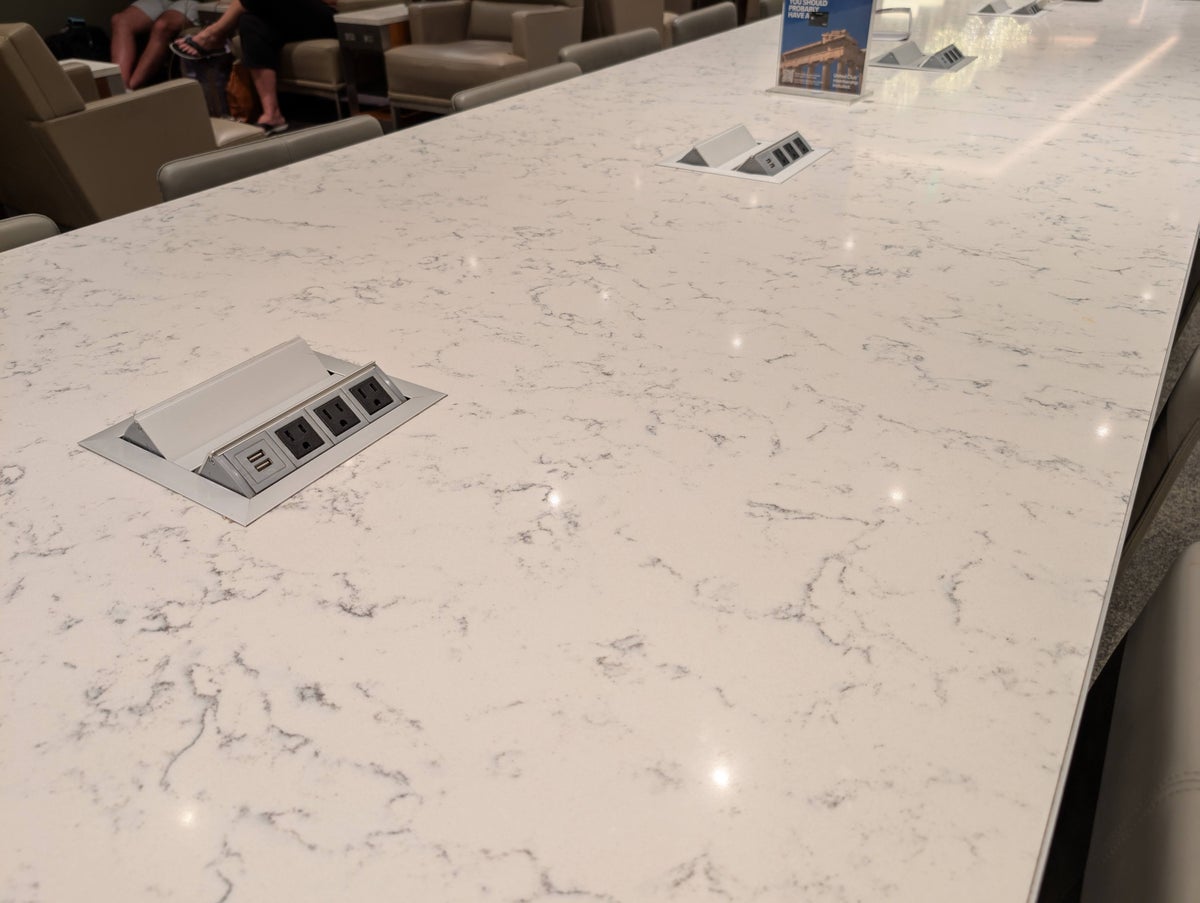 United Club FLL seating bar outlets