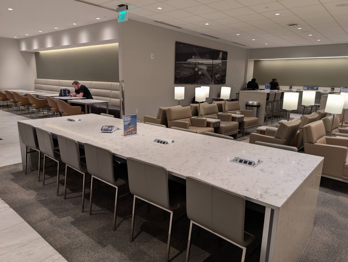 United Club FLL seating bar seats