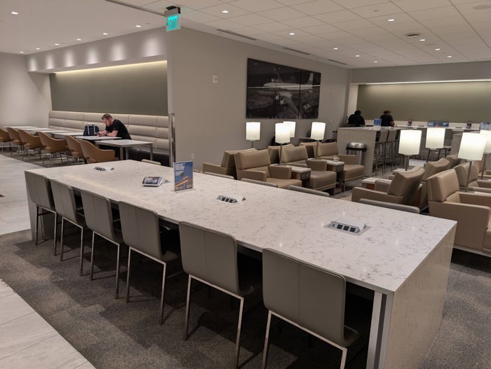 United Club FLL seating bar seats