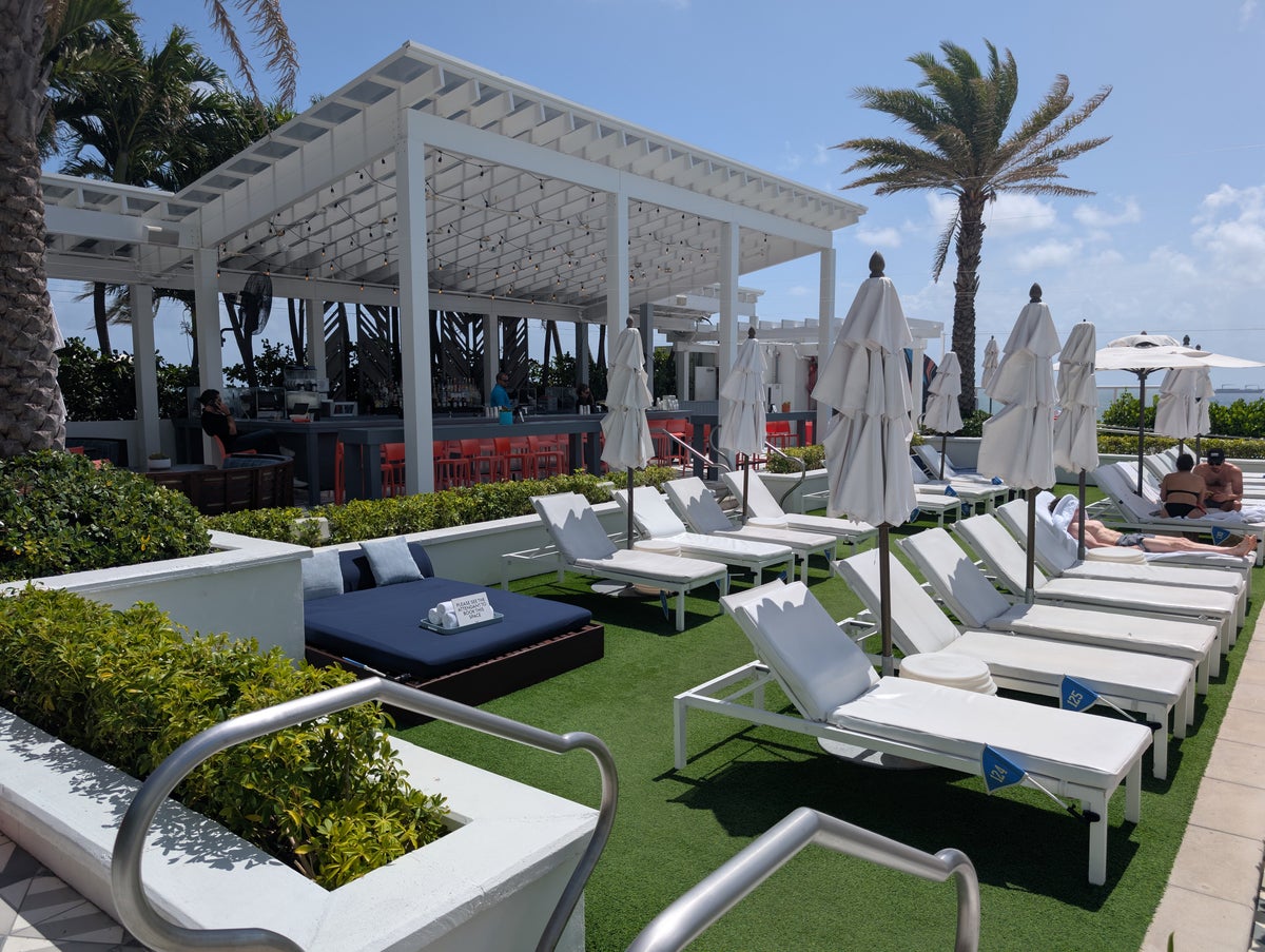 W Fort Lauderdale amenities WET East bar loungers