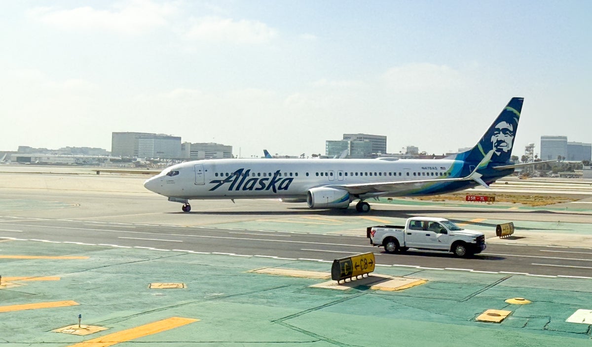Alaska Airlines 737 at LAX