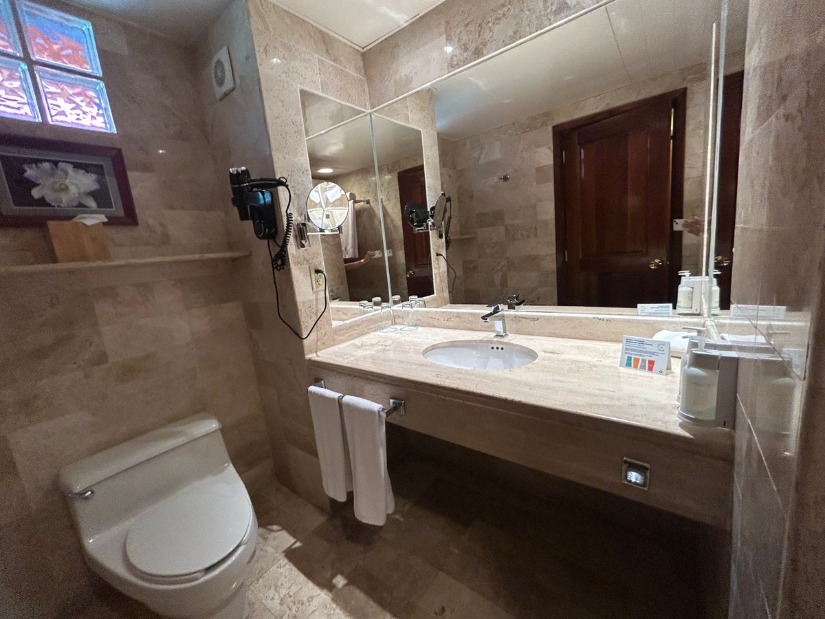 Bathroom Iberostar Waves Quetzal