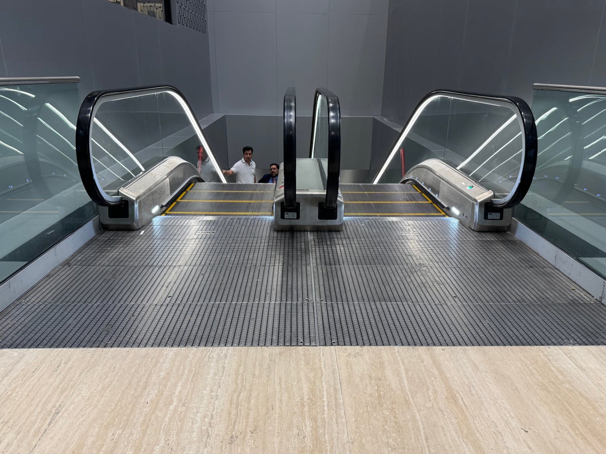 Copa Club PTY Terminal 2 escalators