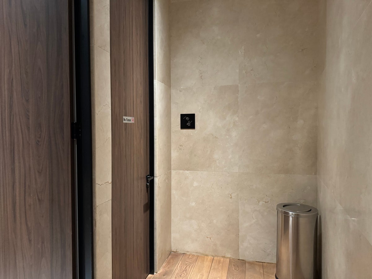 Copa Club PTY Terminal 2 shower entrance