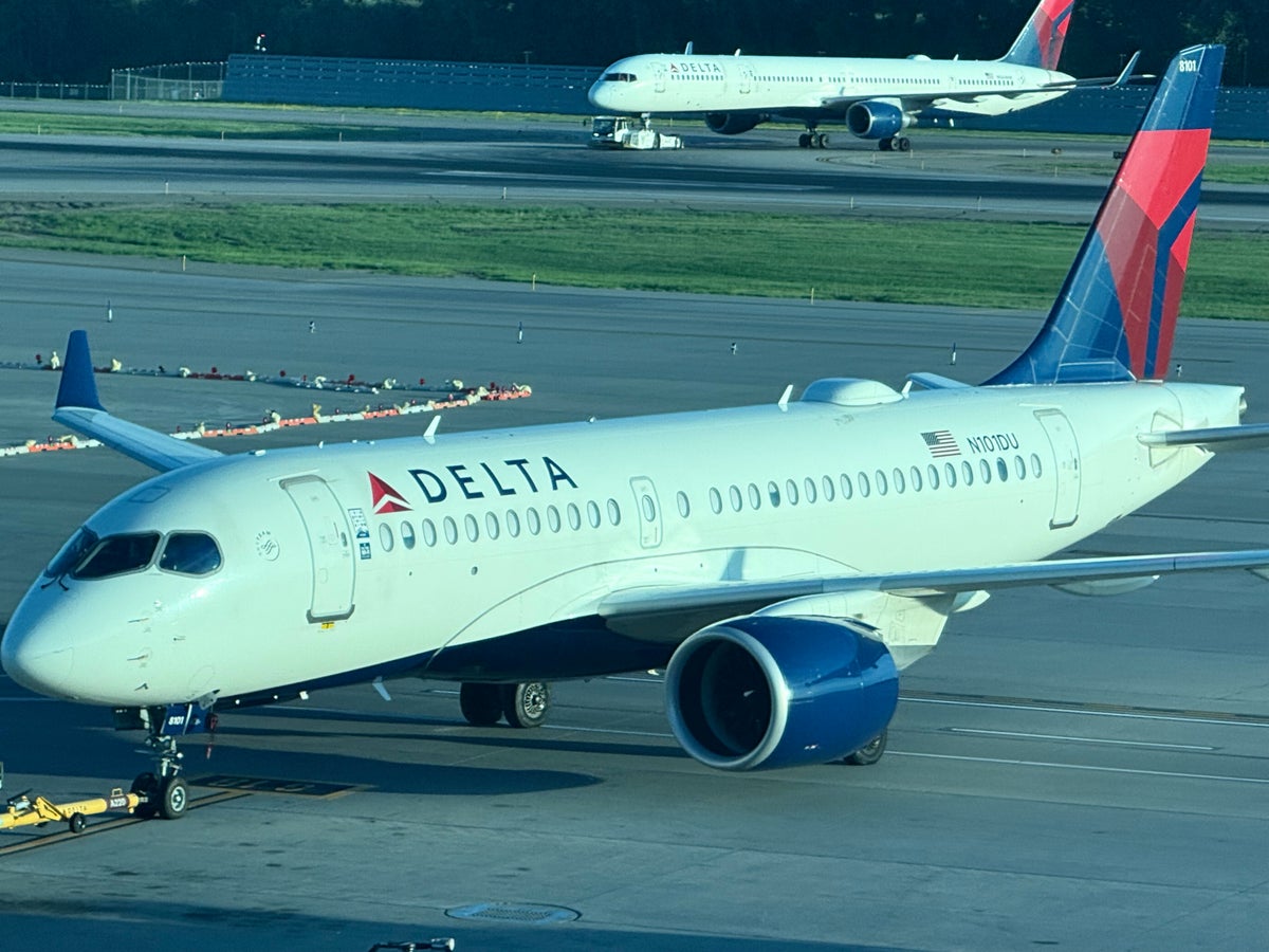 Delta Airlines A220 and Boeing 757 at Minneapolis MSP