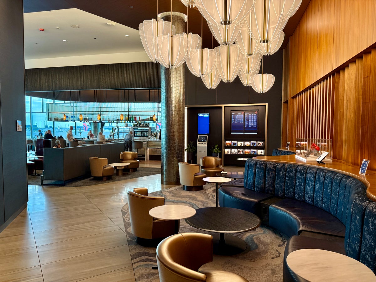Delta SkyClub ORD Entry Bench Seating