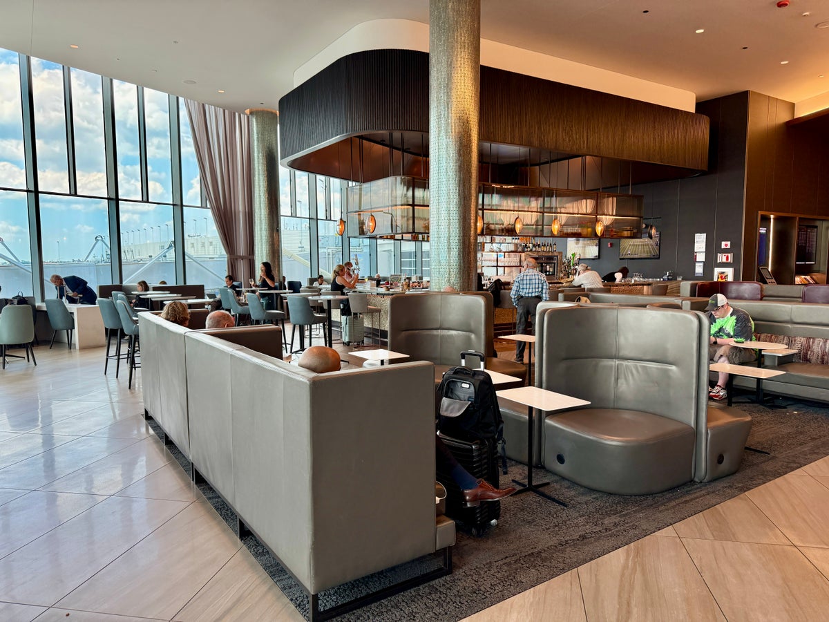 Delta SkyClub ORD Main Bar and Seating