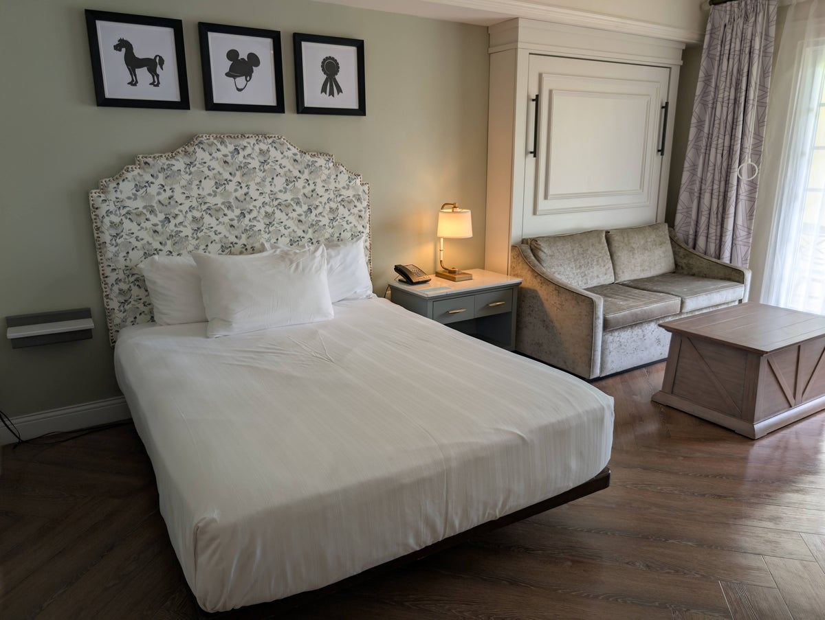 Disney's Saratoga Springs Resort & Spa room queen bed