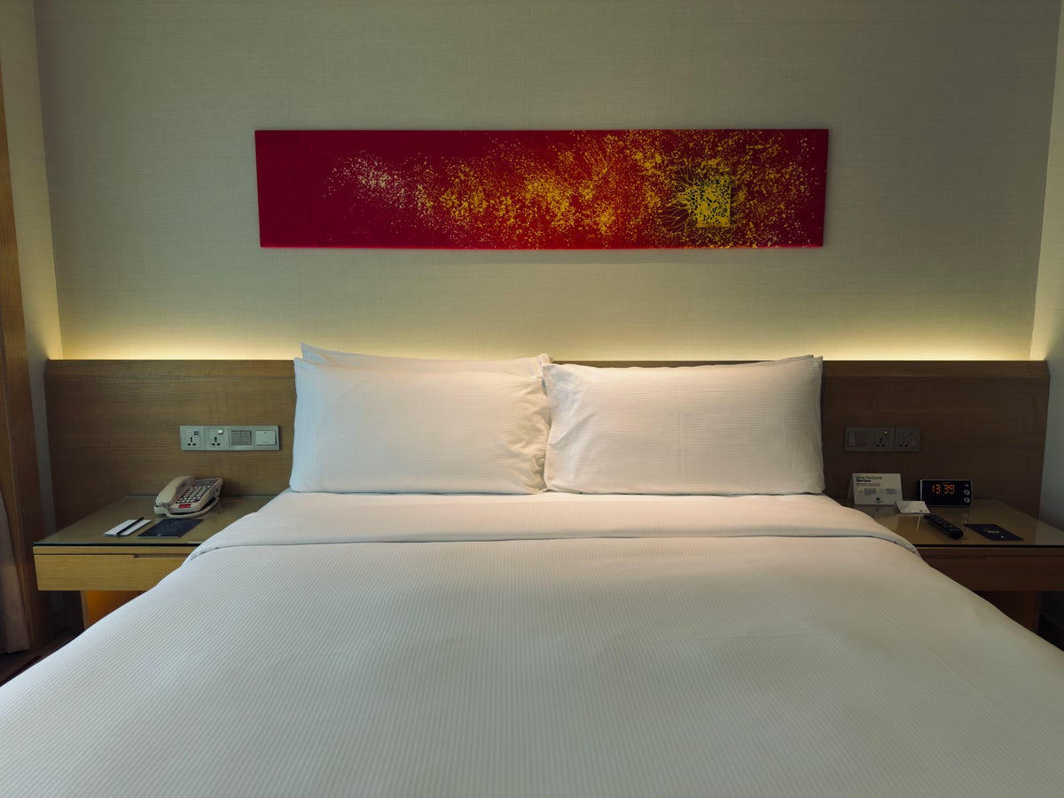 DoubleTree by Hilton Johor Bahru room bed front