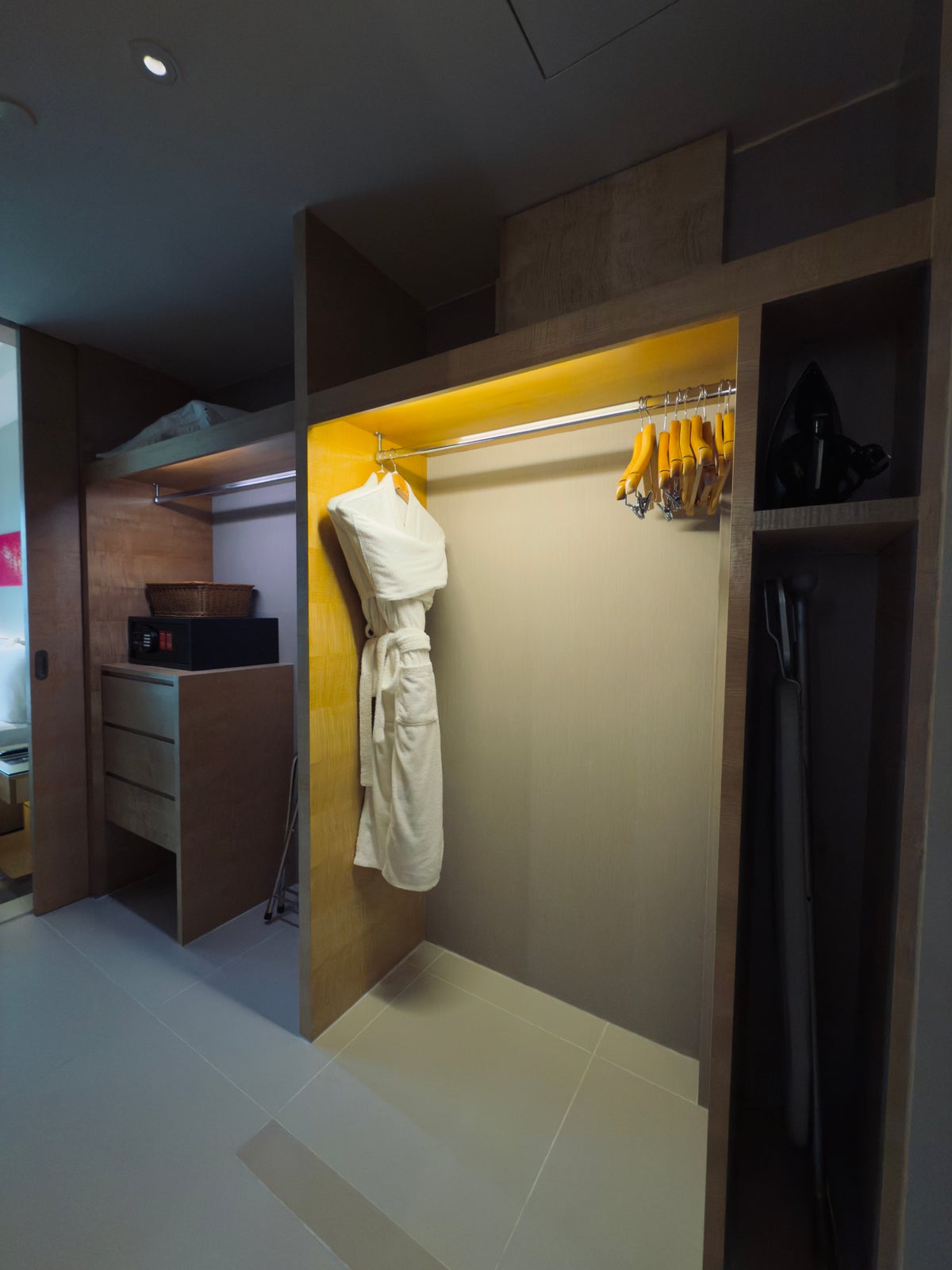 DoubleTree by Hilton Johor Bahru room closet area