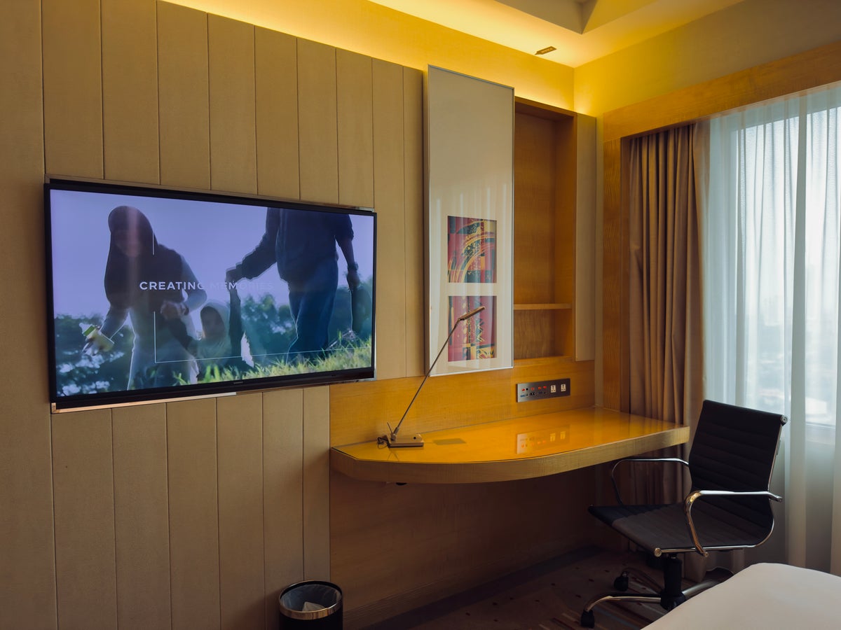 DoubleTree by Hilton Johor Bahru room workstation area