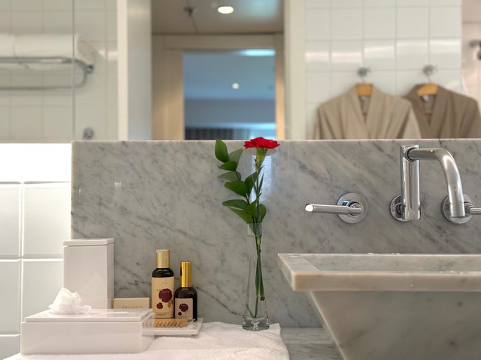 Emiliano Hotel Sao Paulo bathroom rose
