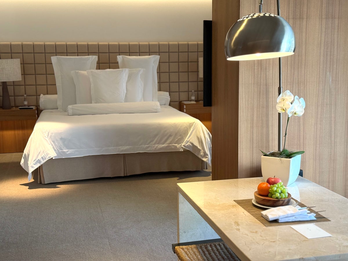 Emiliano Hotel Sao Paulo bed and desk