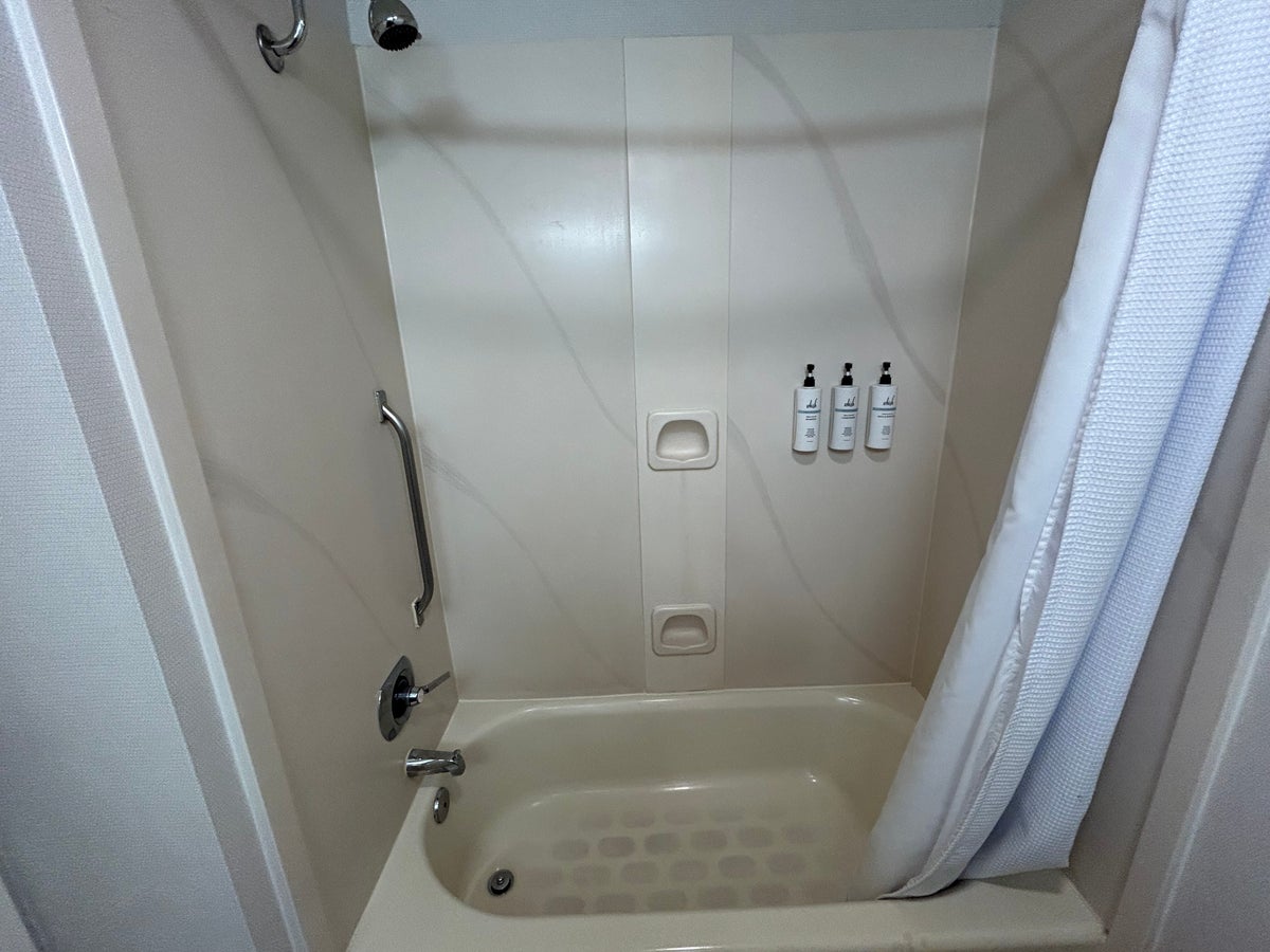 Hotel Gettysburg room 209 bathtub