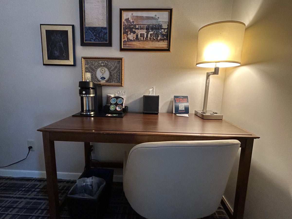 Hotel Gettysburg room 209 desk
