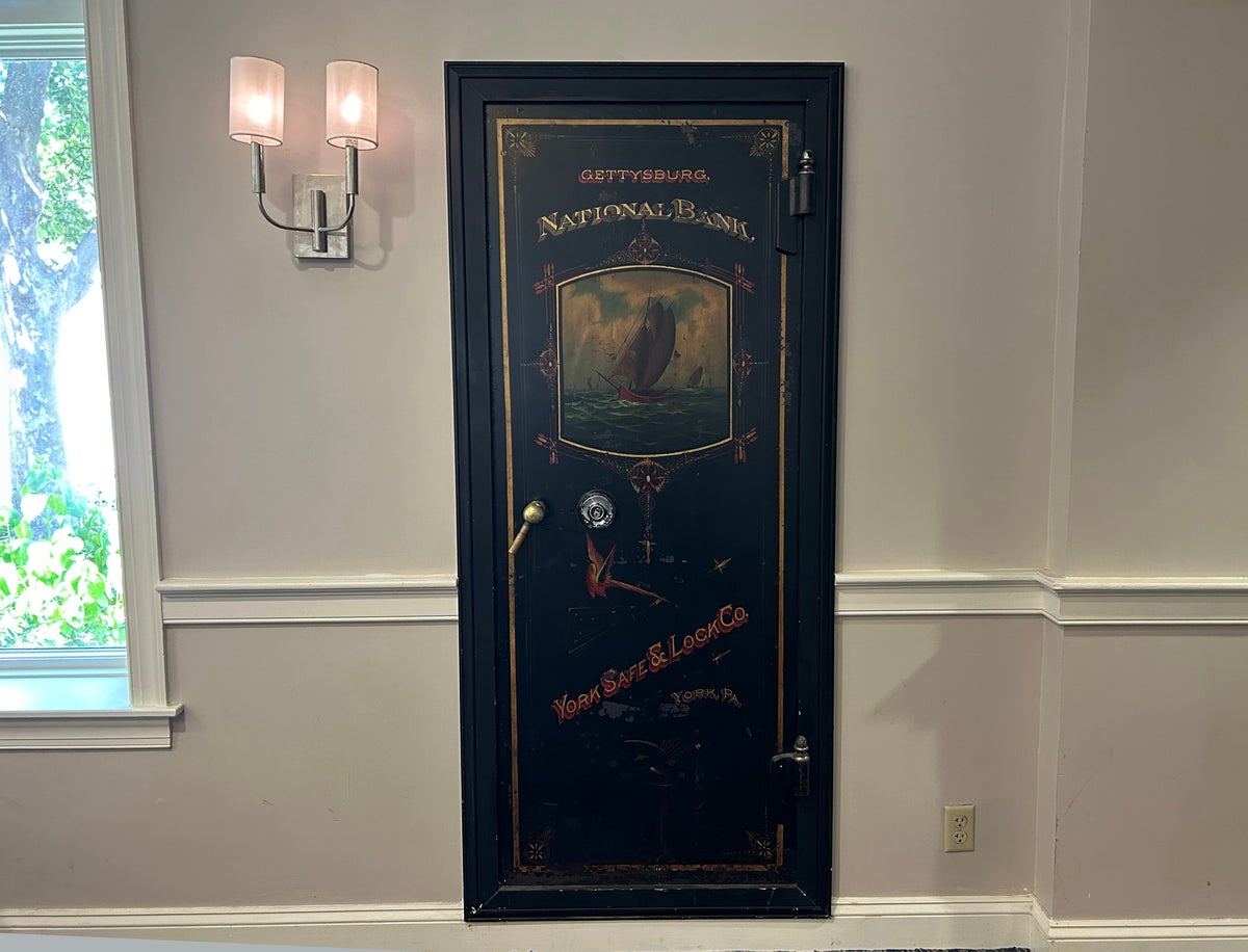 Hotel Gettysburg vault door decoration