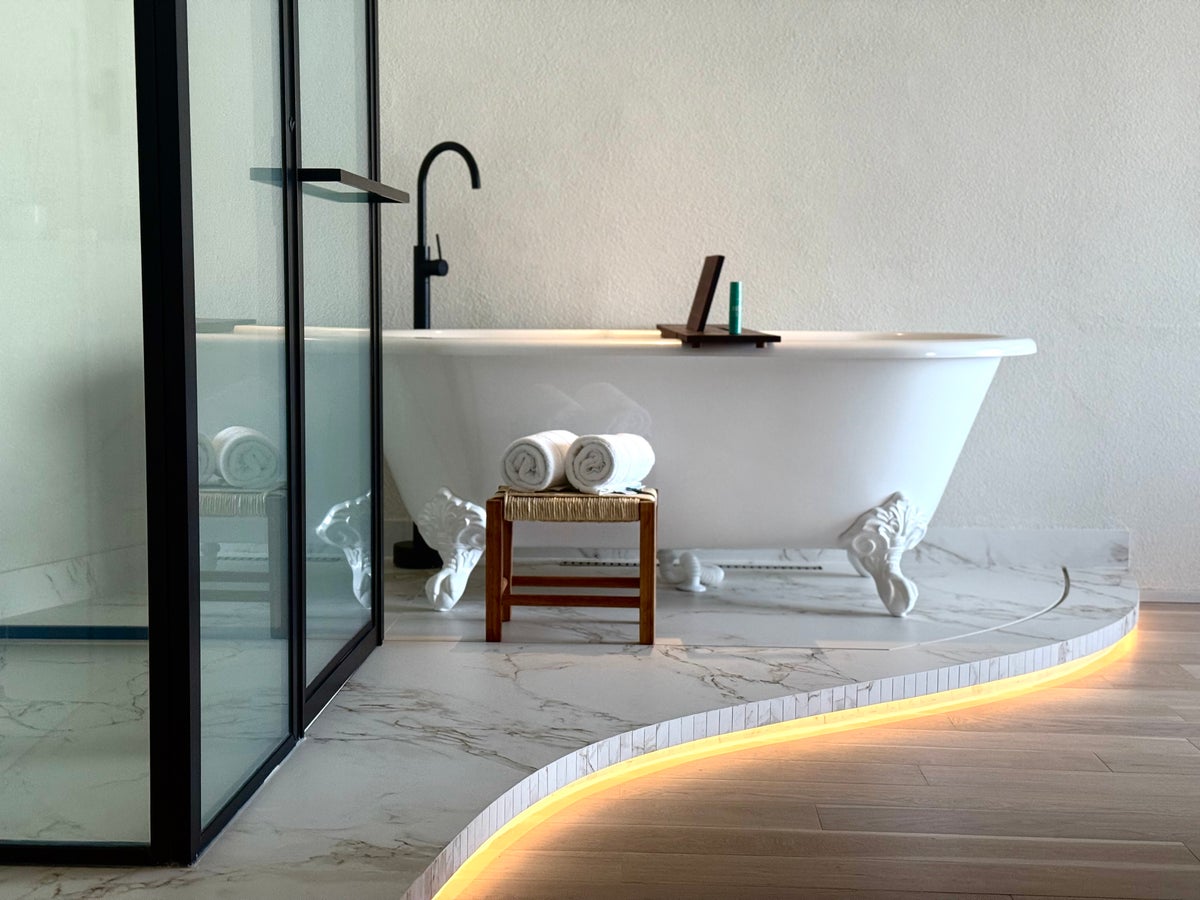 Hotel Unique Sao Paulo bathtub and shower