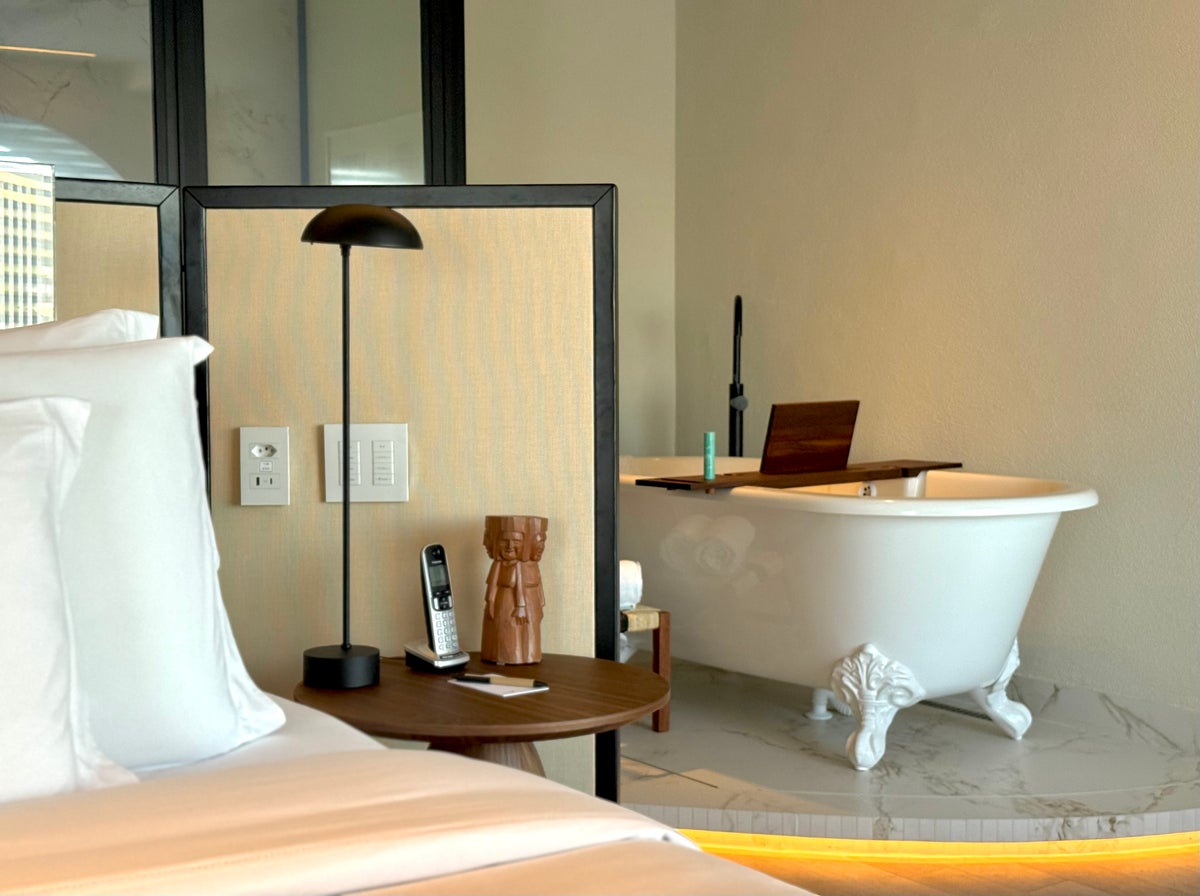 Hotel Unique Sao Paulo bed and bathtub