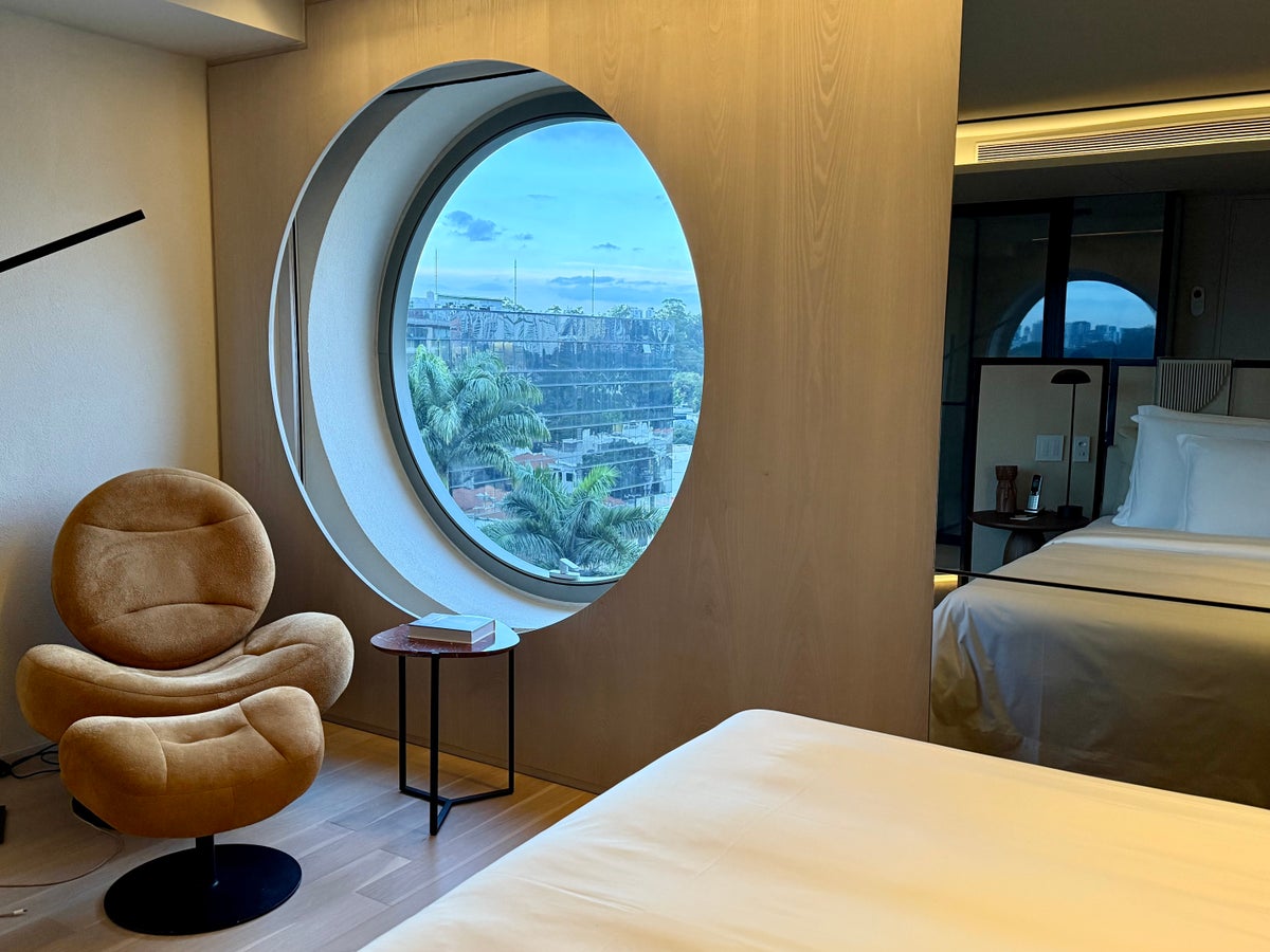 Hotel Unique Sao Paulo bed and view